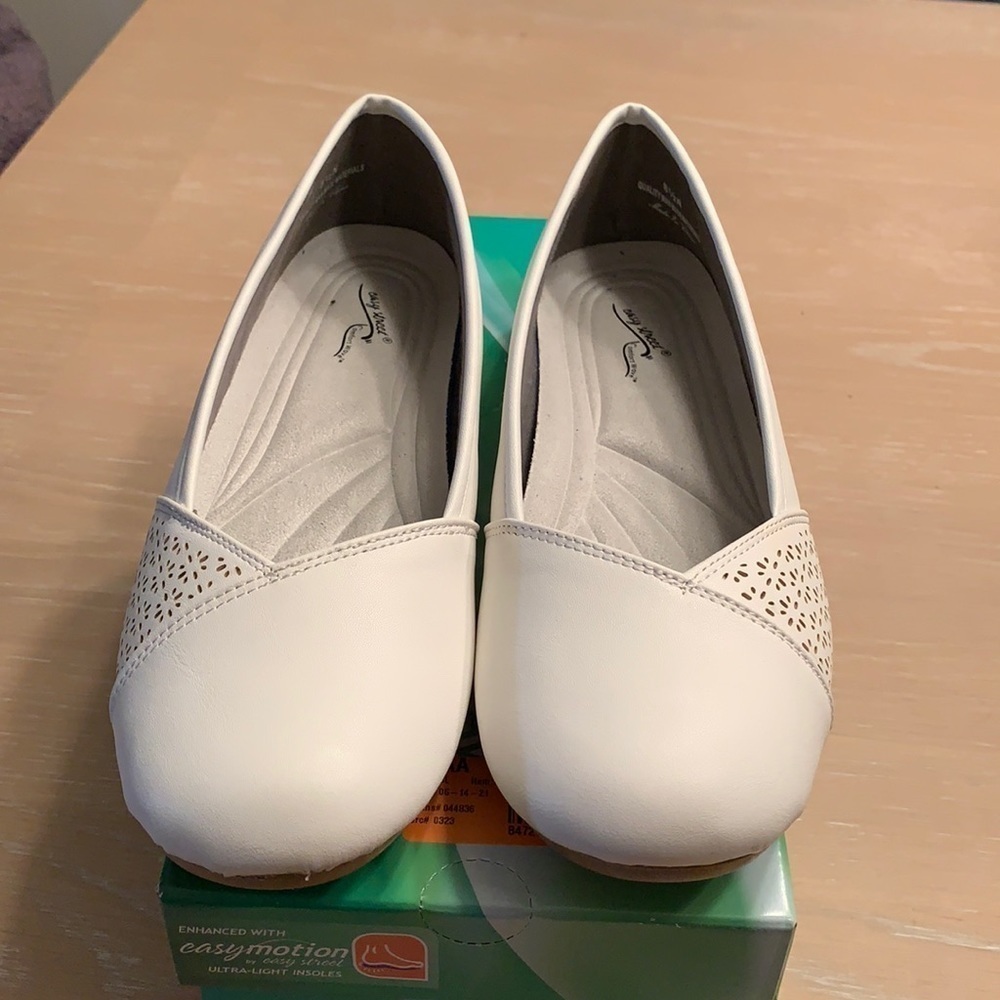Women’s Easy street Comfort Wave loafers/ flats 6